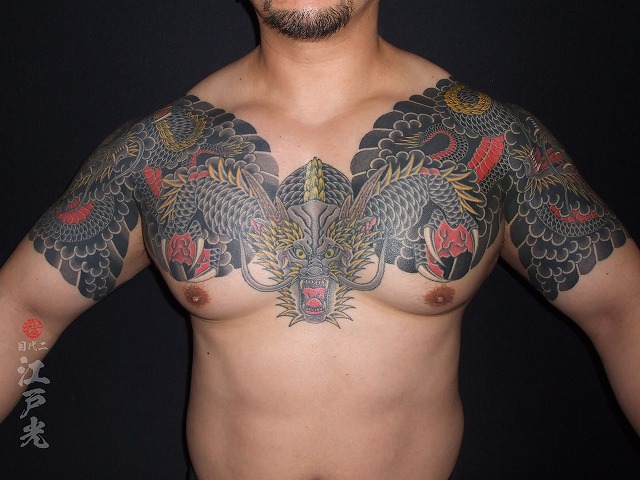 龍,黒龍、坐龍、正面龍の刺青、額彫り、両腕、タトゥー：東京刺青師二代目江戸光