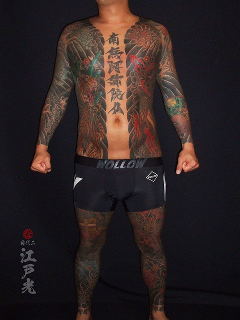胸割り総身彫りの刺青