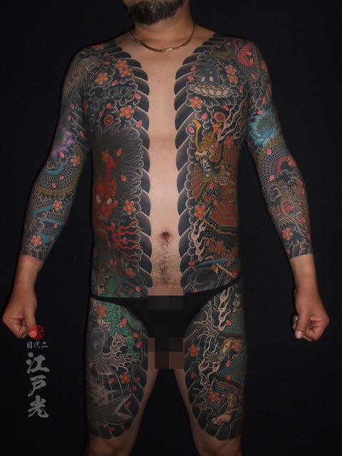 胸割りの刺青
