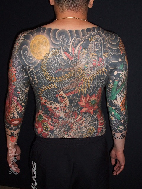 背中,黒龍,錦鯉,満月,蓮,額彫り,刺青