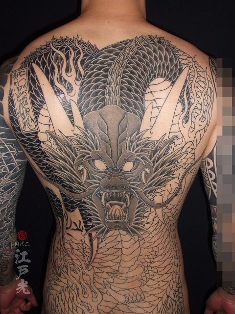 背中全面に彫られた和彫りの坐龍（正面龍）の刺青タトゥー