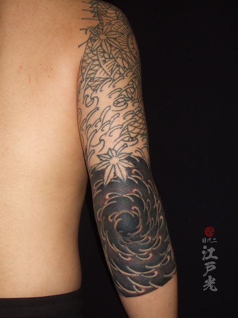 肘に渦潮の刺青タトゥー：東京二代目江戸光