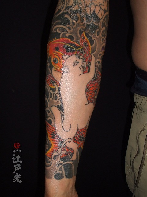 猫の抱き鯉の刺青タトゥー