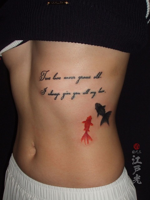 女性の胸下、脇腹にレタリング筆記体、金魚の刺青タトゥー