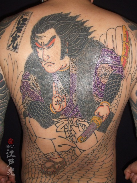 背中に鷲尾三郎（わしおさぶろう）、和彫り、着物の柄七宝繋ぎ（しっぽうつなぎ）花輪違（はなわちがい）の刺青タトゥー