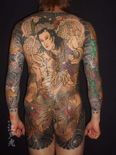 背中に羽衣天女（はごろもてんにょ）龍、和彫りの刺青タトゥー