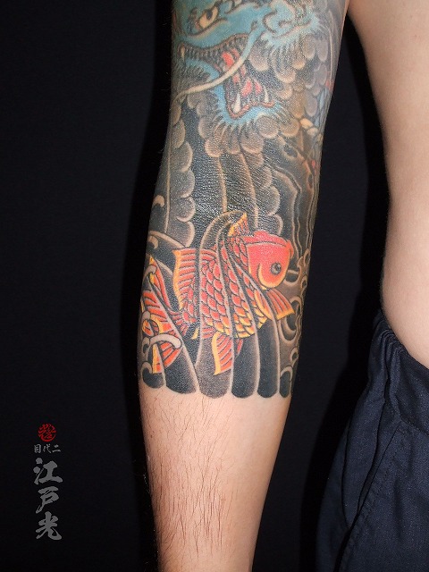 金魚、赤色の刺青タトゥー