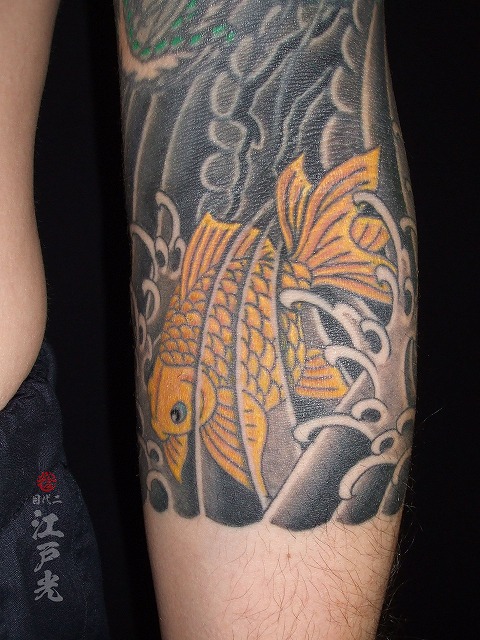 金魚、金色、黄色の刺青タトゥー