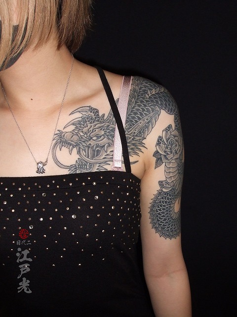 女性のための黒と白のバラの袖のタトゥー