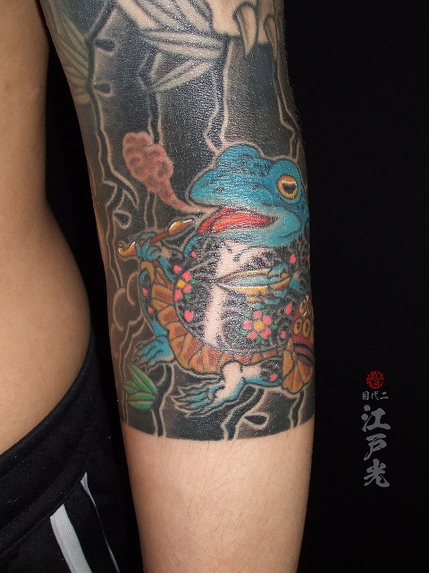 蛙、二重彫り、六文銭、煙管きせるの刺青タトゥー