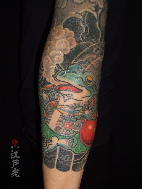 蛙、二重彫り、ひょうたん、煙管（キセル）煙、煙草の刺青タトゥー