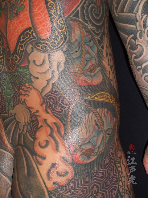背中、和彫り、生首、着物柄、花菱、毘沙門亀甲紋様の刺青タトゥー