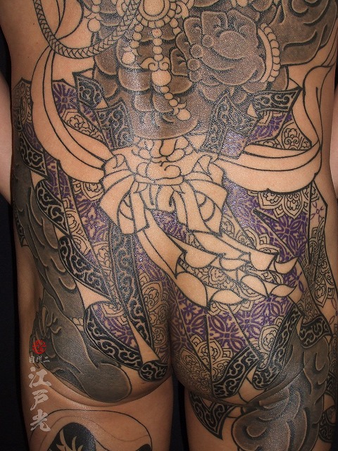 背中、和彫り、着物柄、七宝繋ぎ紋様の刺青タトゥー