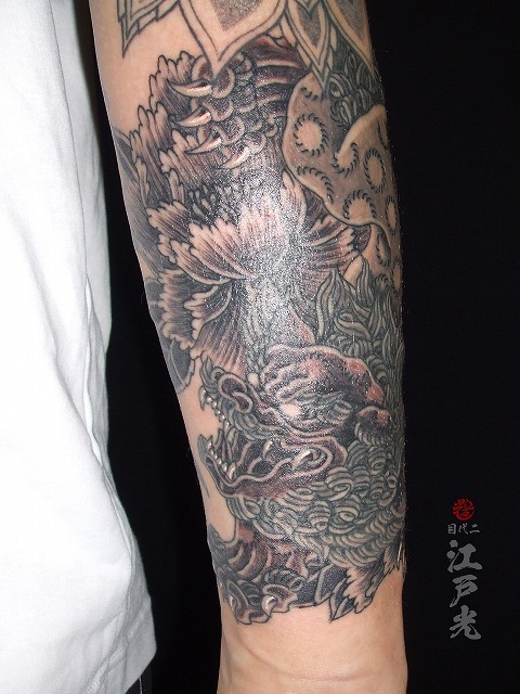 唐獅子牡丹、カラス彫り、腕、前腕、の刺青タトゥー