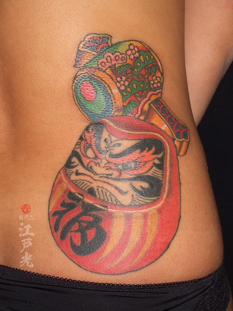 女性の腰、だるま、達磨、小槌、刺青タトゥー